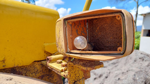 生锈的后视镜里的破灯图片下载