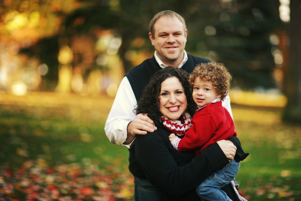 公园里的小秋一家图片下载