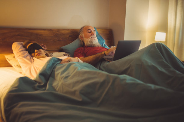 一对老夫妇在床上看网络电视图片下载