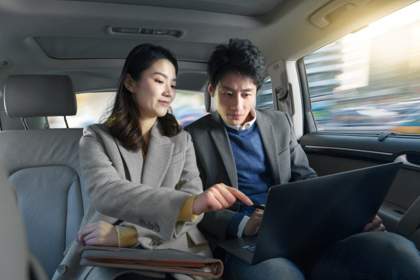 车内的青年商务人士移动办公图片下载