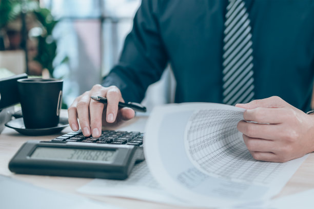 会计在办公室使用计算器计算公司数据，文件和报告。会计业务的概念。图片下载