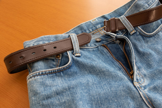 蓝色牛仔裤配棕色皮带图片下载