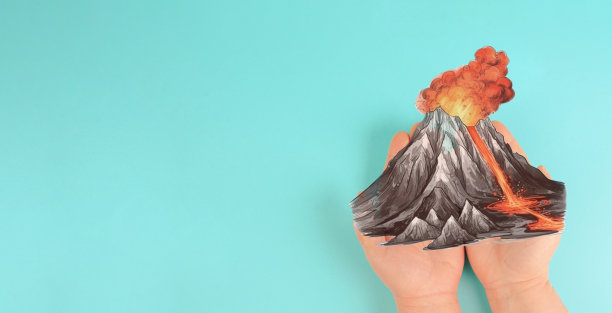 活火山喷发时，岩浆喷出，熔岩顺着岩石山流下，火山喷发图片下载