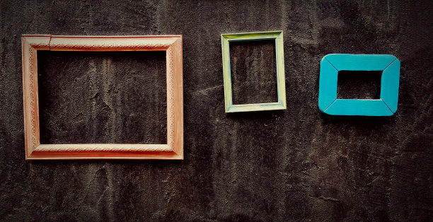 彩色的空相框悬挂或孤立在黑色粗糙的黑色墙壁上，装饰节日，活动或婚礼聚会，复古色调。图片下载