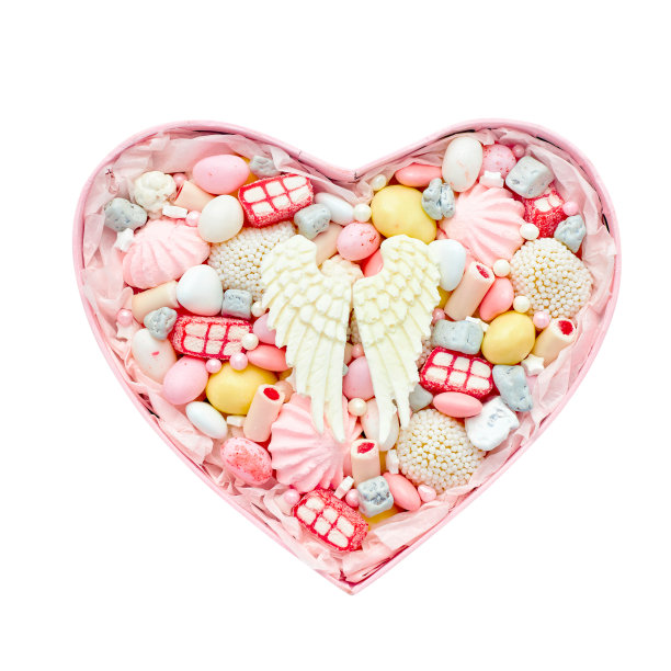 粉色心形盒子，白色背景，里面装着糖果图片下载