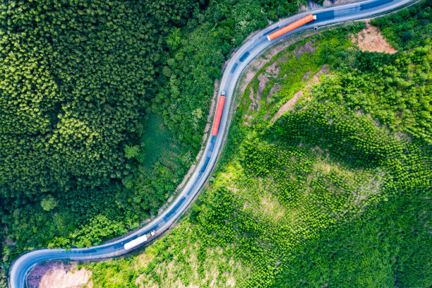 在乡村森林和山区运输超大负荷或特殊车队的特殊半挂车的长车辆卡车的鸟瞰图。运输与物流概念图片下载