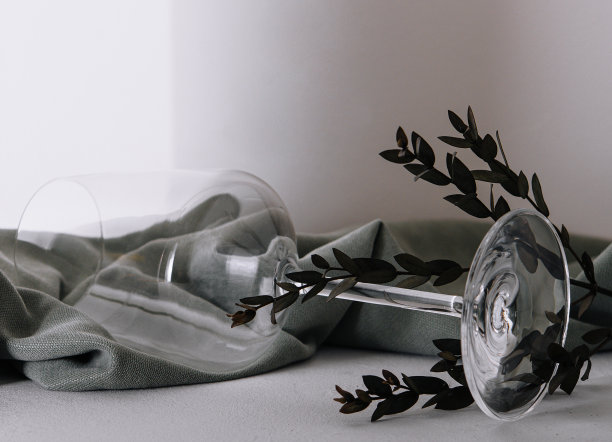 石头上的一杯酒图片下载