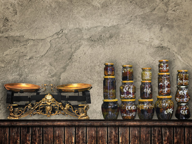 木制的交易柜台上有古董秤和罐装水果图片下载