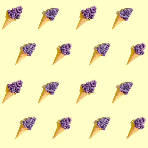 无缝模式与华夫饼筒在黄色背景与硬阴影。夏天的图案与紫丁香花冰淇淋甜筒在柠檬色的背景。图片下载