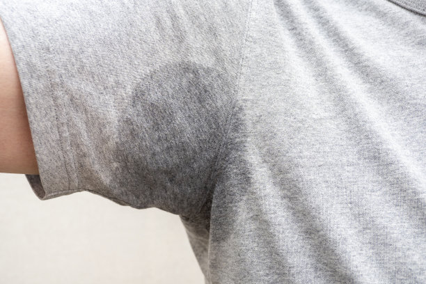 特写汗渍腋窝，湿腋下湿污渍灰色t恤图片下载
