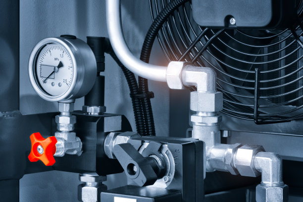 压缩机站。制冷设备。制冷冷凝装置，管道压力计系统。图片下载