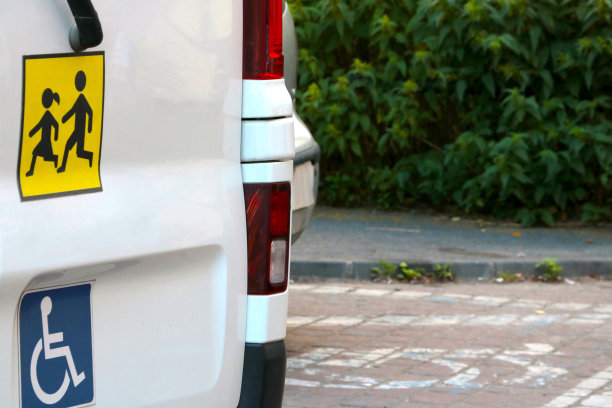 车上贴着儿童和残疾人的标志。残疾人专用汽车。图片下载