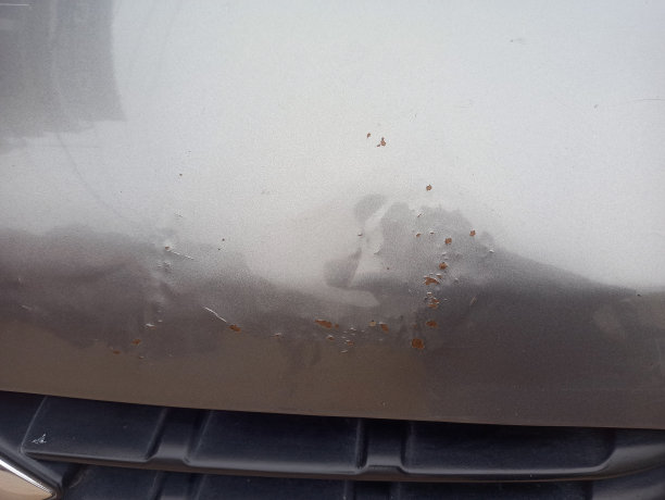 汽车引擎盖上有凹痕和锈迹图片下载