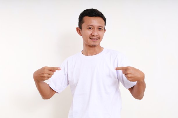 亚洲滑稽的人站着介绍自己。隔离在白色背景上图片下载