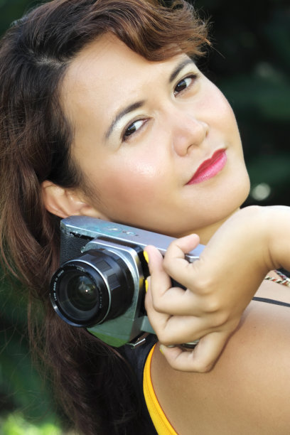 拿着老式相机的女人图片下载