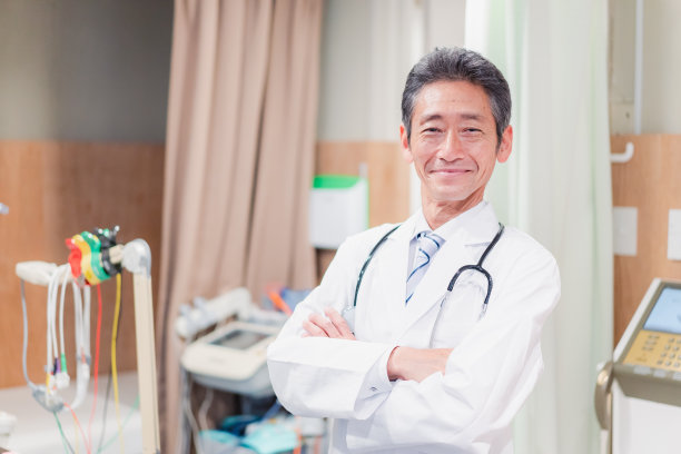 一位伟大的医生微笑着交叉双臂图片下载