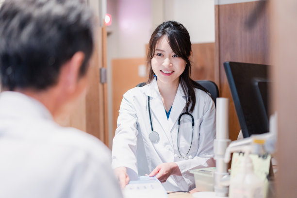 女医生在诊所检查一名男病人图片下载