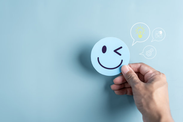 手牵手微笑表情剪纸与灯泡聪明的想法，创意和解决方案的概念。图片下载