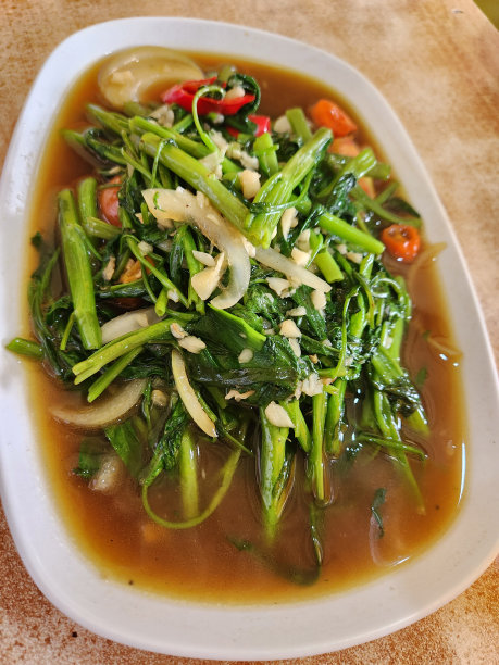 印尼菜——用大蒜、洋葱、红辣椒和酱汁煸炒康孔或水菠菜。图片下载
