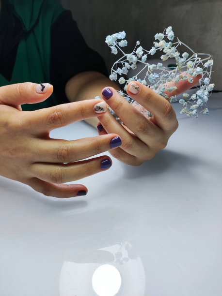 不同设计的美甲图片下载