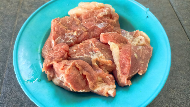 在库班，塑料盘子里的羊肉生肉图片下载