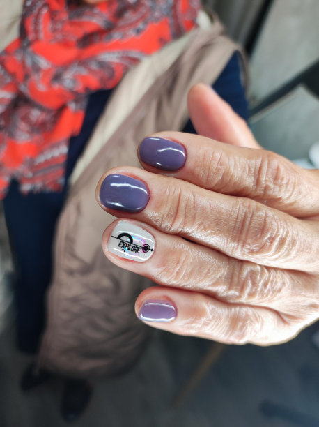 不同设计的美甲图片下载