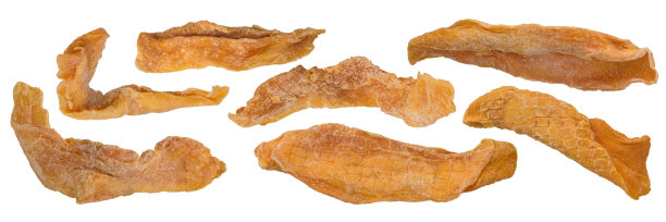 把芒果干切成片放在白色的背景上。芒果干从不同的侧面和不同的方式切割适合一个广告横幅或插入到一个设计或项目。图片下载