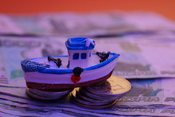 一艘玩具船，桌子上放着硬币和钱。图片下载
