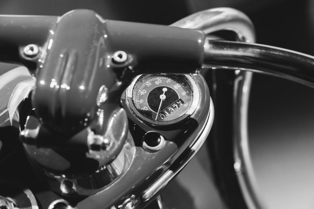 模拟速度表的老式摩托车，关闭单色照片图片下载