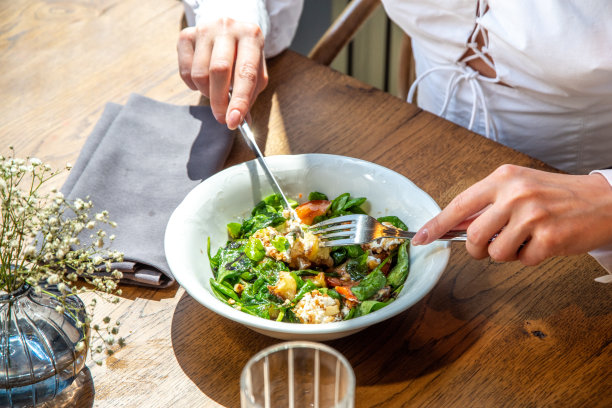 特写照片中的女孩在餐厅吃沙拉图片下载