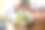 特写照片中的女孩在餐厅吃沙拉图片下载