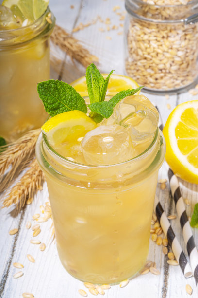 大麦或柠檬水饮料图片下载