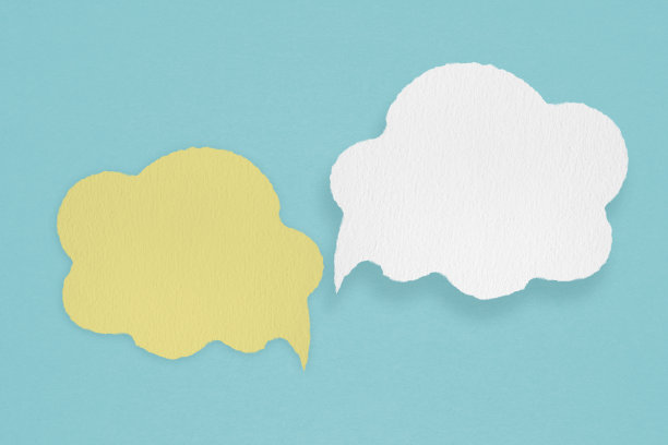 关于沟通和社交媒体的概念形象，客户反馈，在粗糙的蓝色纸纹理上的空白白色和黄色的破烂纸图片下载