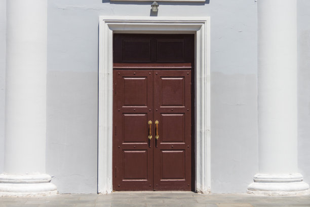 旧木门。剧院的入口。有柱子和棕色门的建筑。图片下载