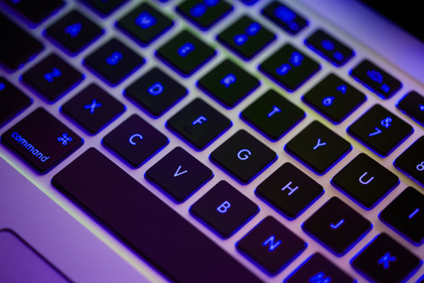 键盘的笔记本电脑。背光电脑键盘特写。高科技理念图片下载