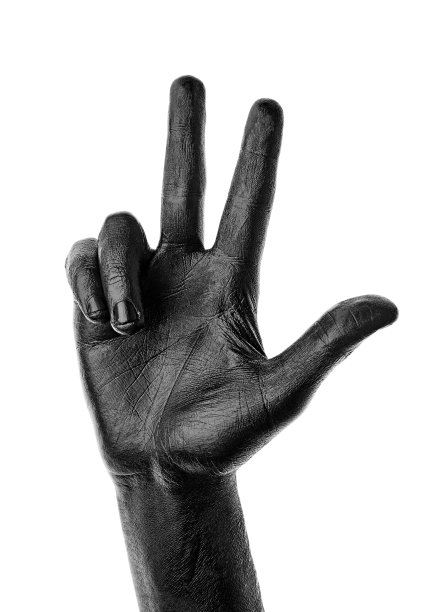 白色背景上的黑色手，孤立油漆。 黑色背景上孤立的男性手。 手显示符号和手势。图片下载
