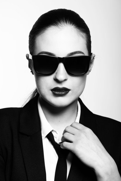 女人肖像与黑色西装和太阳镜图片下载