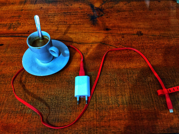 木桌上的咖啡和适配器的照片图片下载