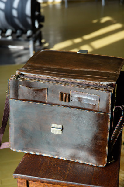 打开棕色皮革公文包公司的特写照片。图片下载