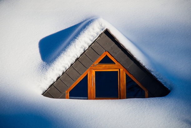 屋顶上的木窗图片下载