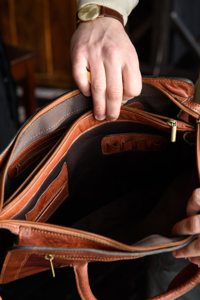 俯视图打开空皮包在男人的手中图片下载