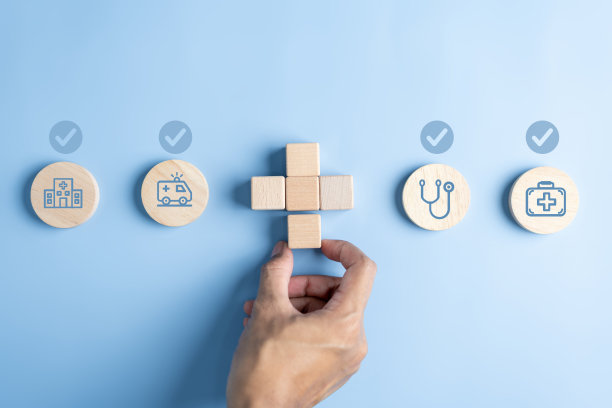 健康检查和保险概念。人们手持医疗保健图标。保健和获得福利保健的概念。图片下载