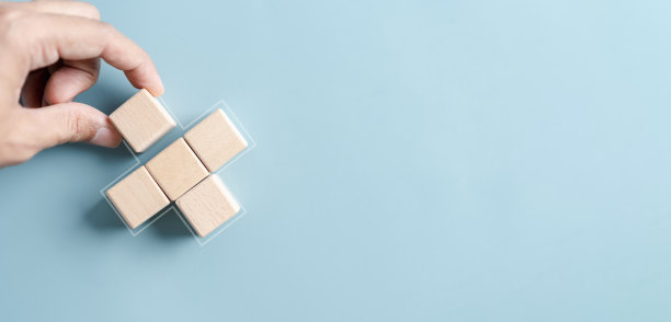 健康检查和保险概念。人们手扶plus和医疗保健。保健和获得福利保健的概念。图片下载