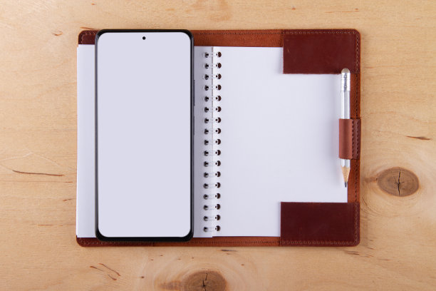 数字化的概念。纸质笔记本vs智能手机。图片下载