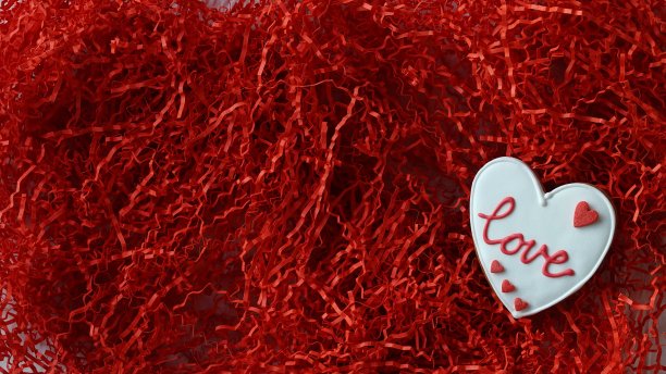 爱情铭文姜饼红色背景。情人节横幅图片下载