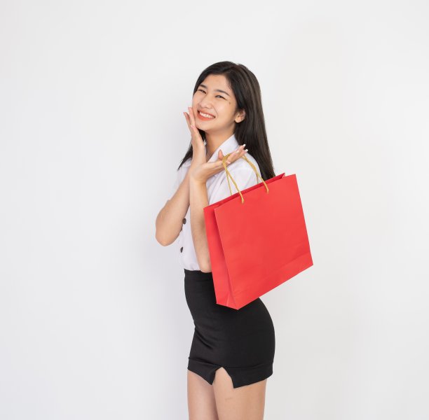 一个拿着红色购物袋的年轻亚洲女士的朋友圈和表情图片下载