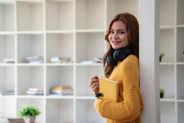 快乐拉丁女大学生观看远程在线学习课程，远程大学网络研讨会或在笔记本电脑上进行视频通话，并使用笔记本电脑在家或校园进行虚拟会议研讨会图片下载