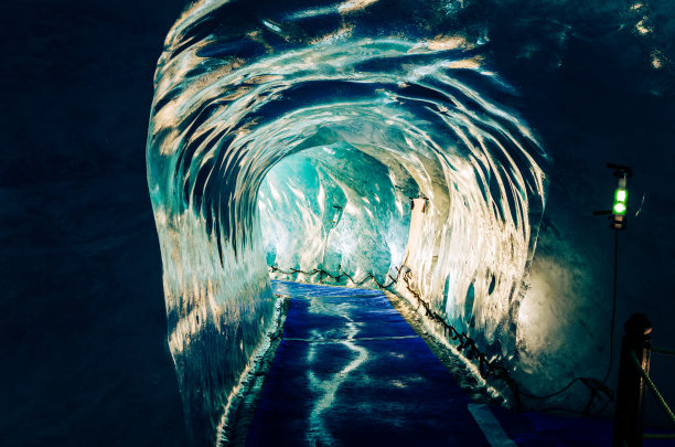 勃朗峰冰海中的冰洞图片下载