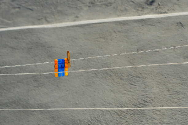 衣夹排列在钢丝上图片下载