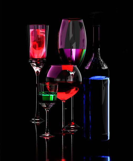 四种色彩斑斓的鸡尾酒和各种各样的葡萄酒放在酒杯里，酒瓶的侧面在黑暗的背景上图片下载